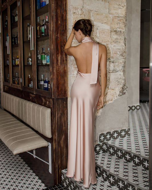 Abito lungo couture rosa cipria in raso, con collo annodabile e schiena scoperta