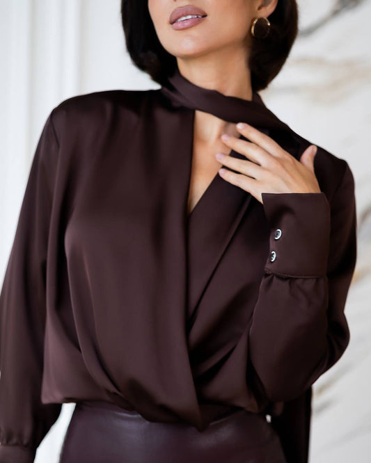 BE SURE – Blusa Elegante in Raso con Sciarpa – Cioccolato
