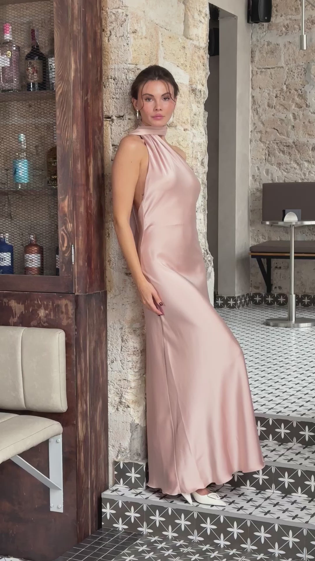 Abito lungo couture rosa cipria in raso, con collo annodabile e schiena scoperta