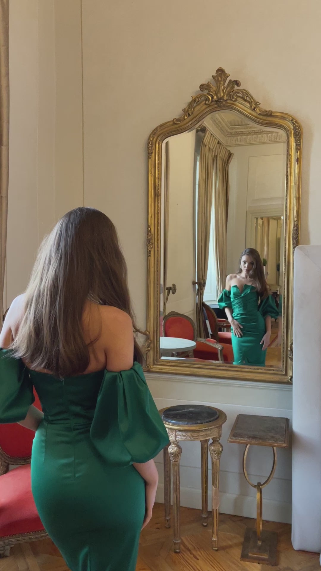 Abito midi verde smeraldo senza spalline con drappeggio e spacco