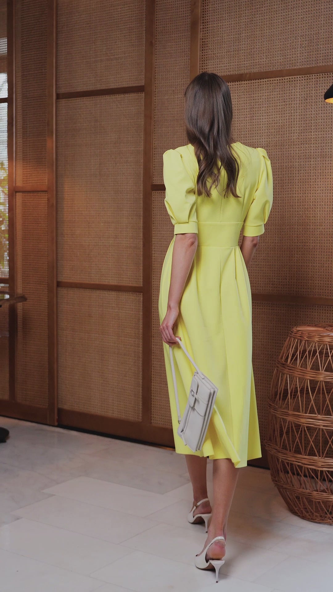 Abito giallo midi con maniche a sbuffo e scollo drappeggiato