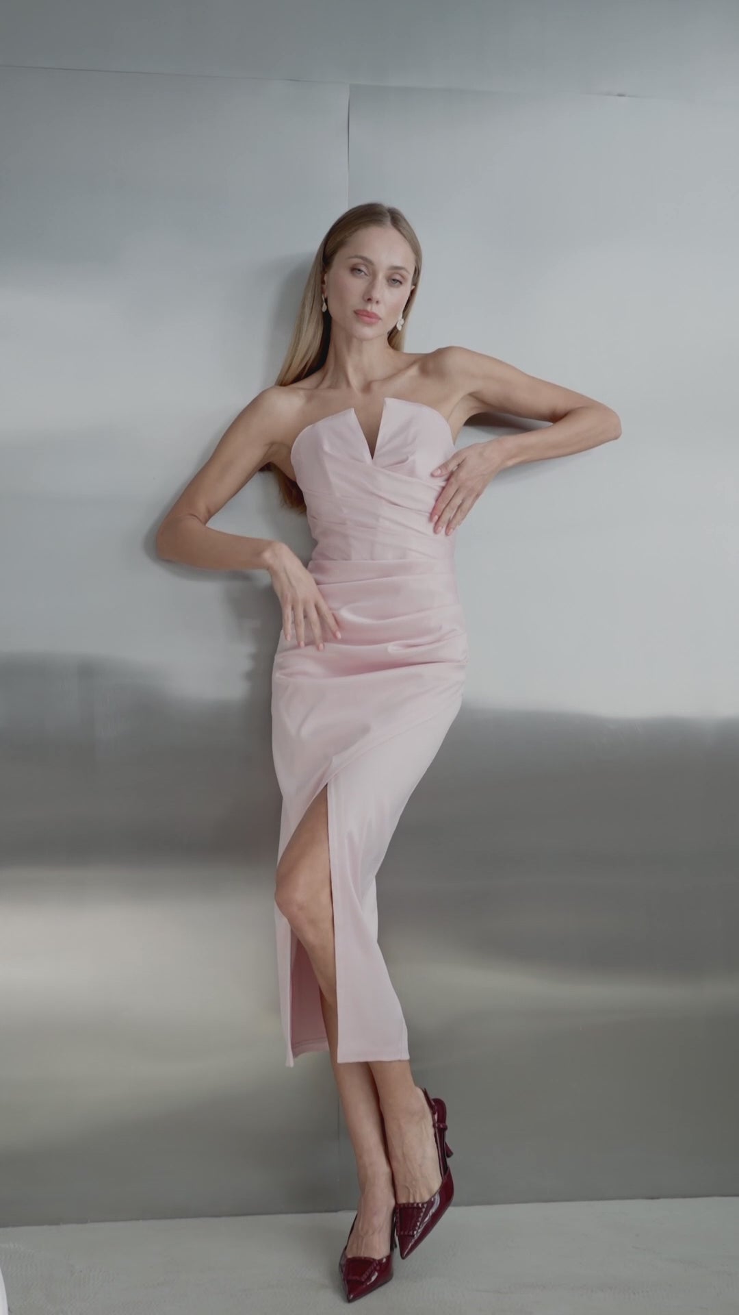Abito elegante color cipria con maniche rimovibili – modello midi in raso sartoriale