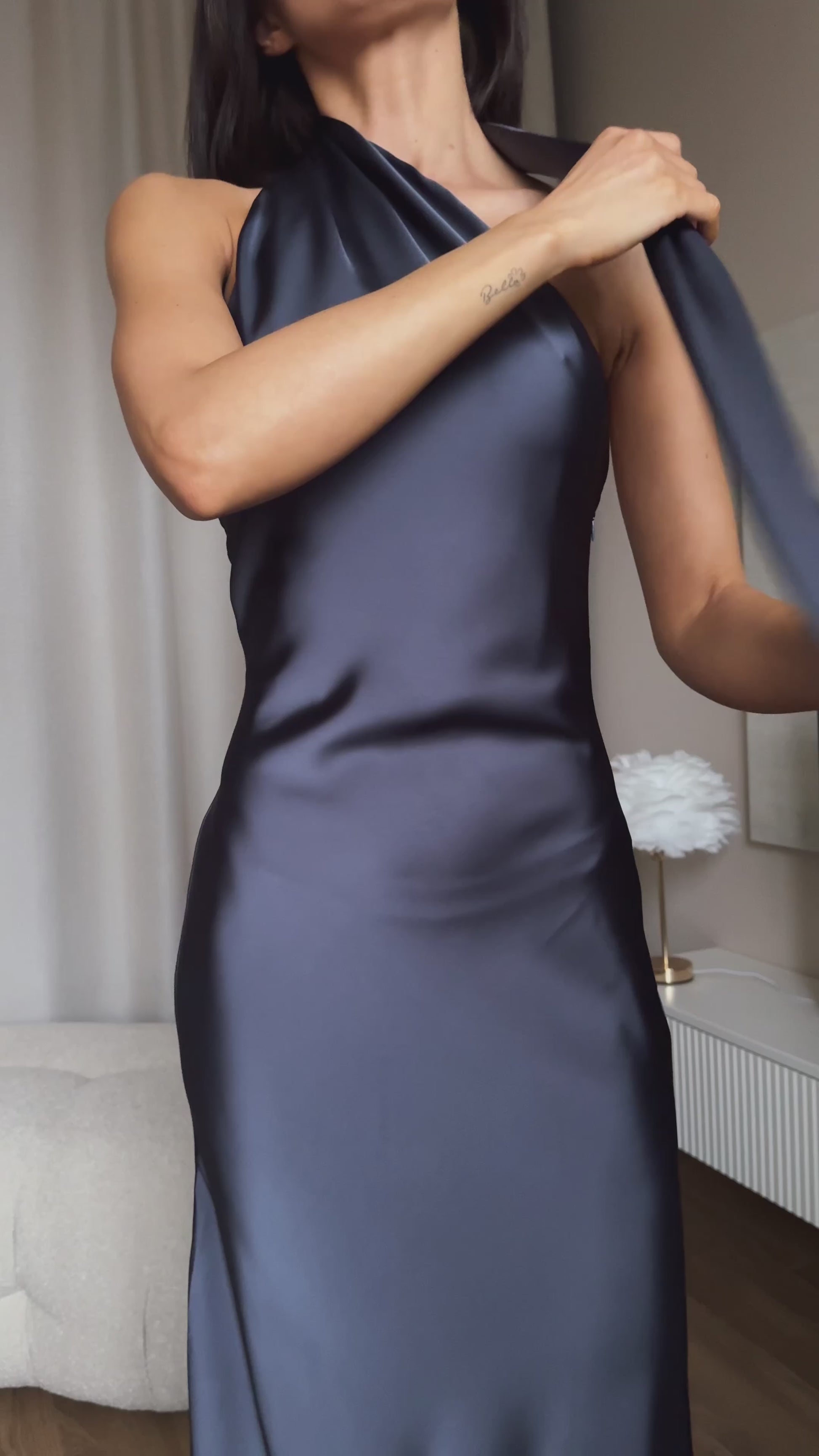 Abito couture in raso blu profondo con collo annodabile e schiena scoperta