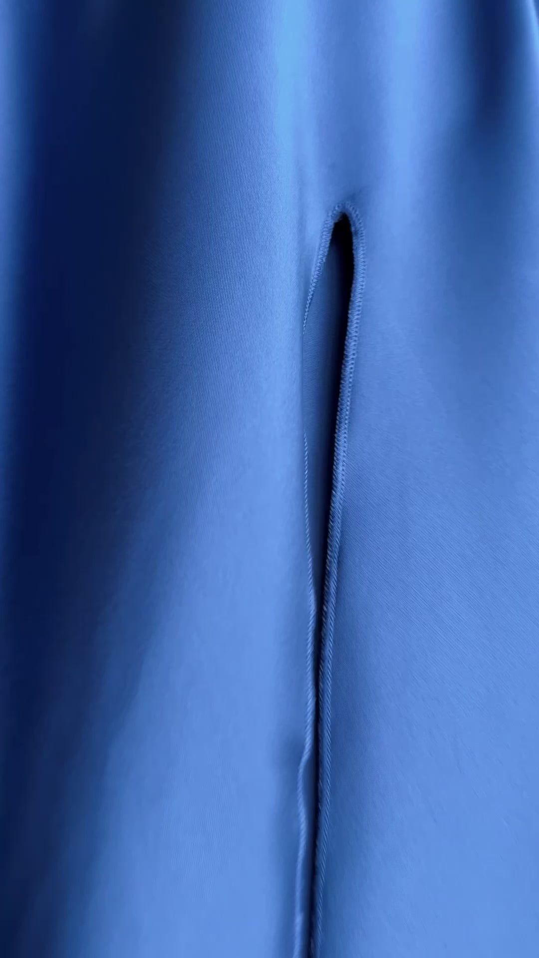 Abito lungo in raso blu cobalto con spacco e bretelle regolabili