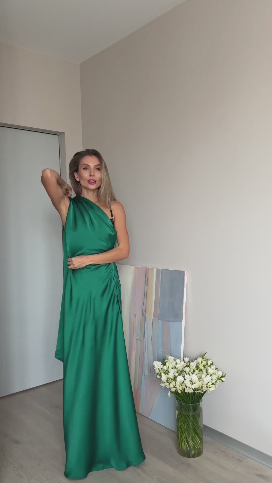 Abito couture verde smeraldo in raso con collo annodabile e schiena scoperta