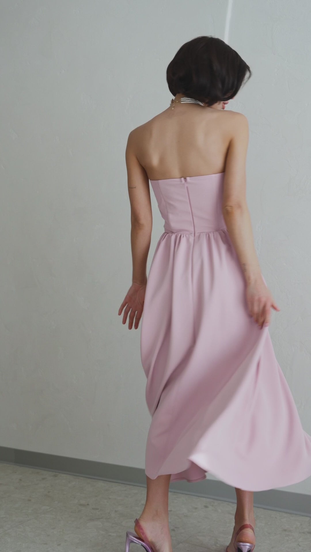 Abito Midi Rosa Cipria con Corpino Strutturato