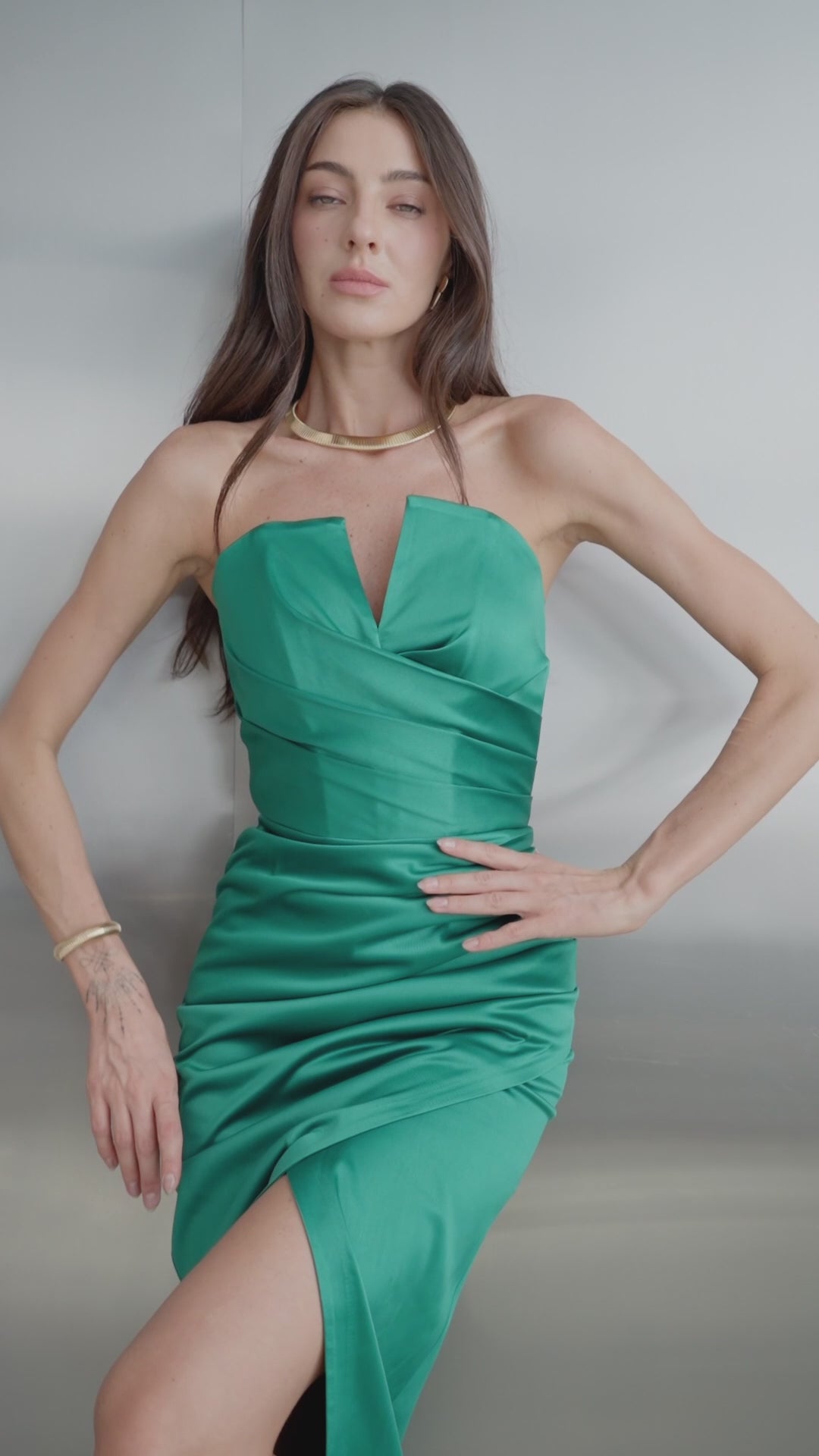 Abito midi verde smeraldo senza spalline con drappeggio e spacco