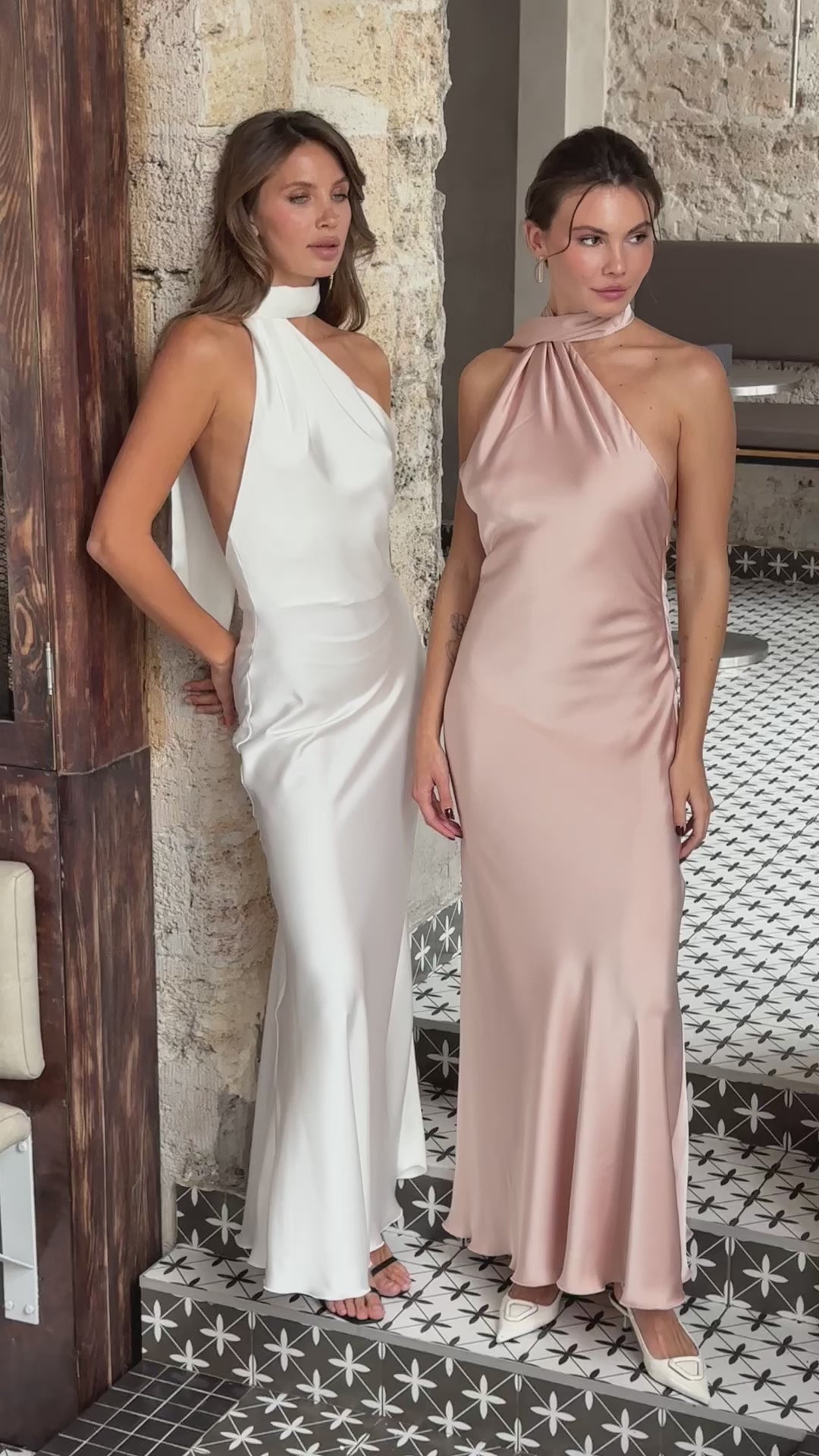 Abito lungo couture rosa cipria in raso, con collo annodabile e schiena scoperta