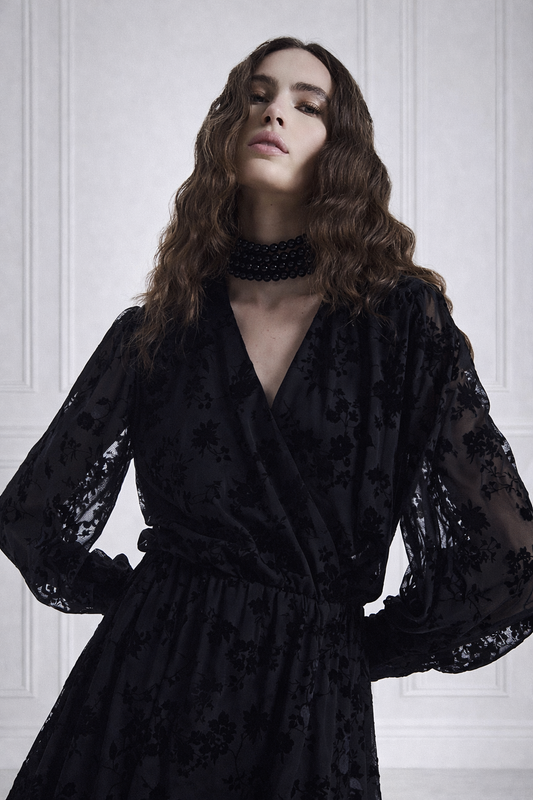 TWO WAY Abito corto devoré nero con scollo incrociato e maniche trasparenti