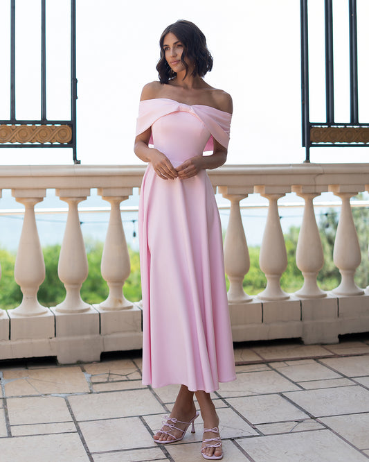 Abito midi rosa cipria con spalle scoperte e fiocco strutturato