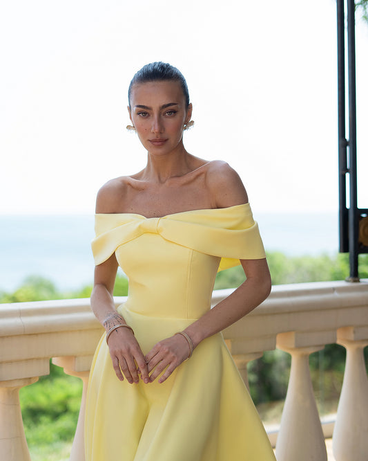 Abito midi giallo con spalle scoperte e fiocco frontale