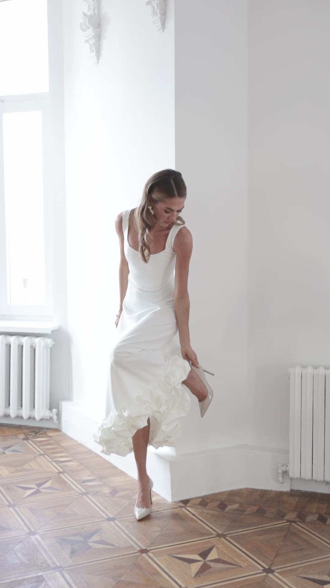 BE SURE Abito midi elegante con spalline e dettaglio ruches sul fondo color Bianco Latte | Creato per te in 10–14 giorni