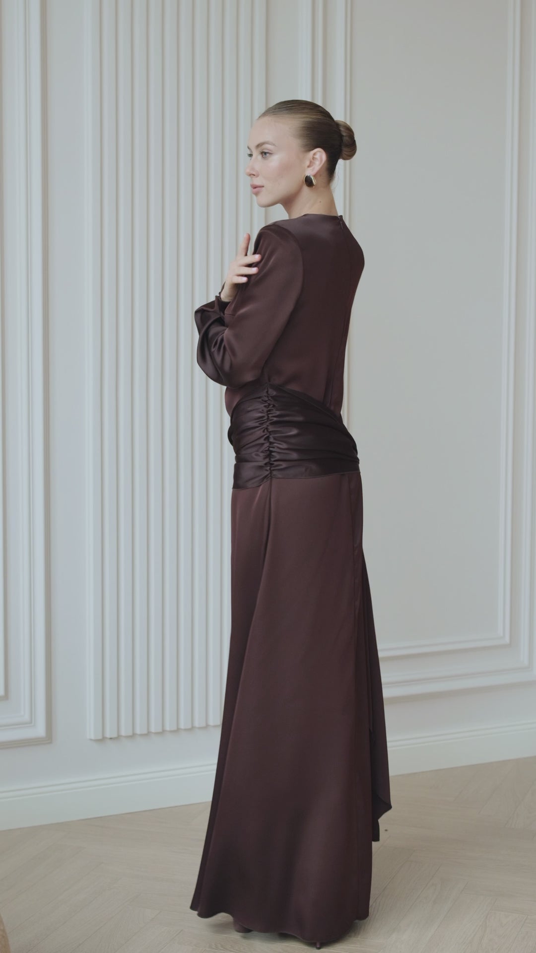 BE SURE – Abito Lungo in Raso con Drappeggio – Cioccolato