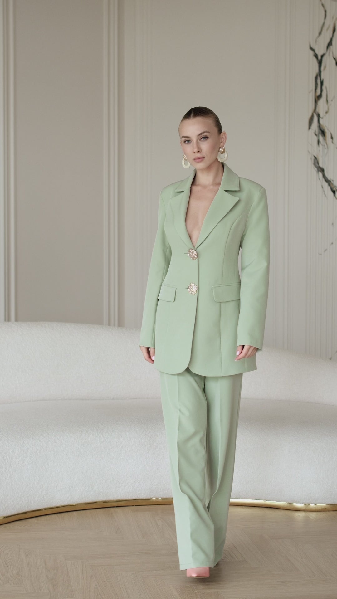 BE SURE – Tailleur Elegante con Bottoni Gioiello – Oliva