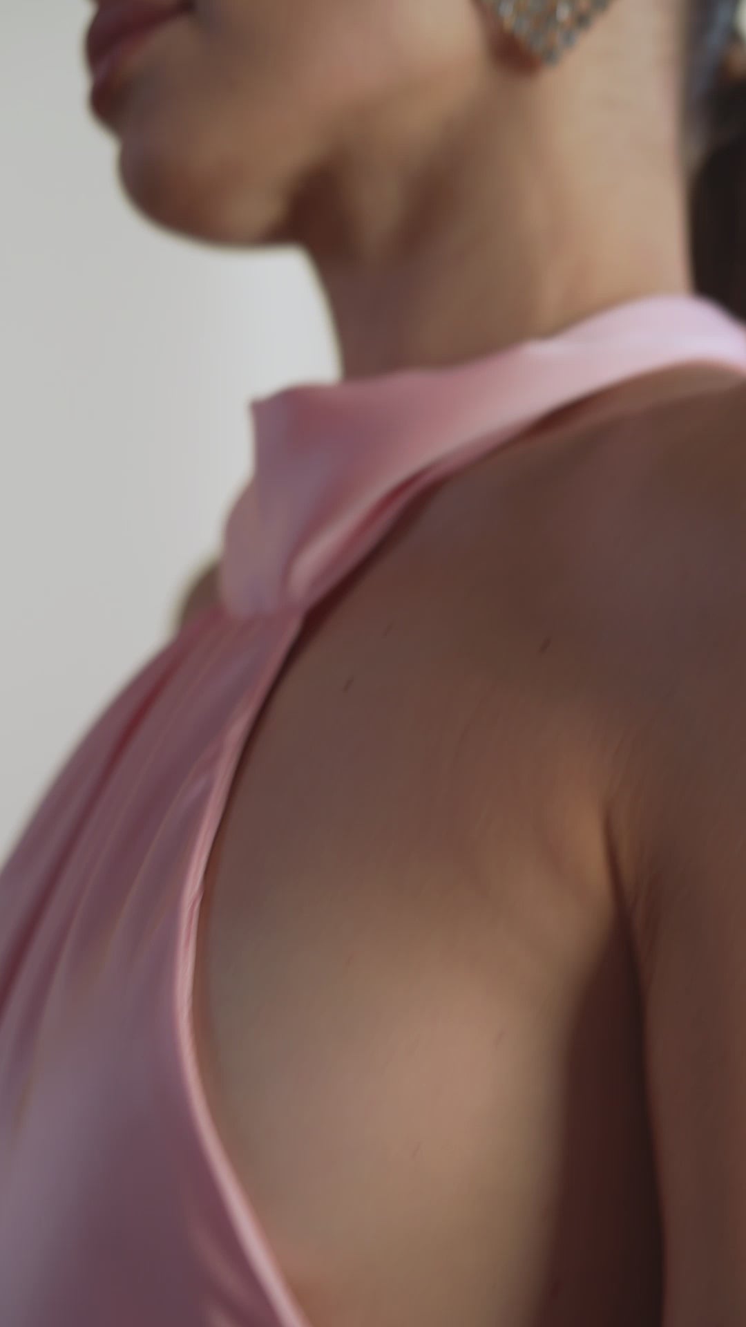 BE SURE Abito lungo elegante in raso con schiena scoperta e chiusura al collo Rosa