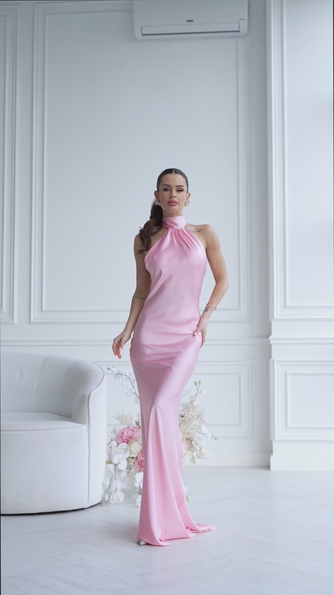 BE SURE Abito lungo elegante in raso con schiena scoperta e chiusura al collo Rosa