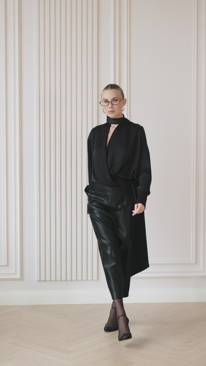 BE SURE – Blusa Elegante in Raso con Sciarpa – Nero