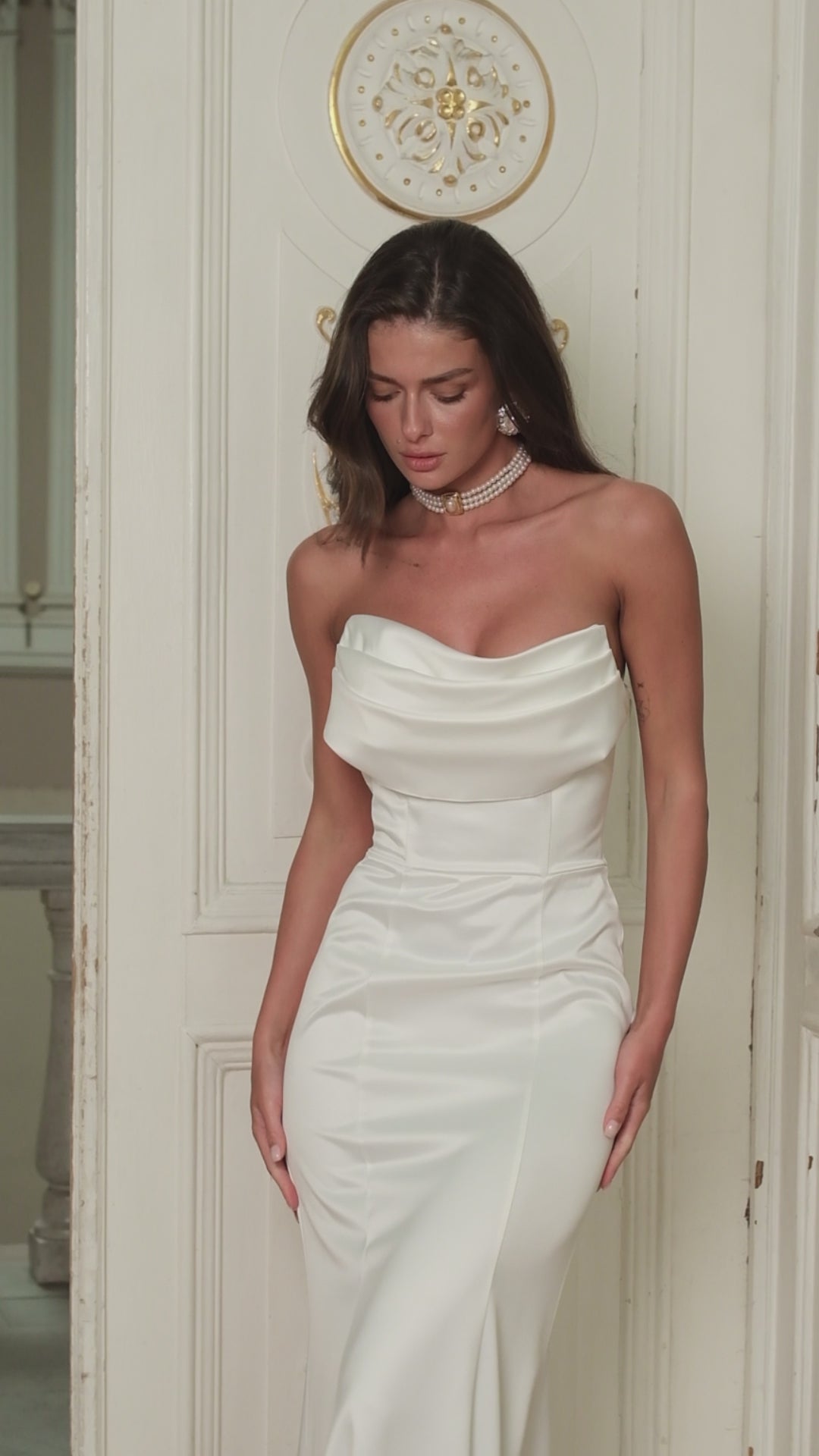 BE SURE Abito lungo in raso con scollo drappeggiato e schiena scoperta bianco latte | Creato per te in 10–14 giorni