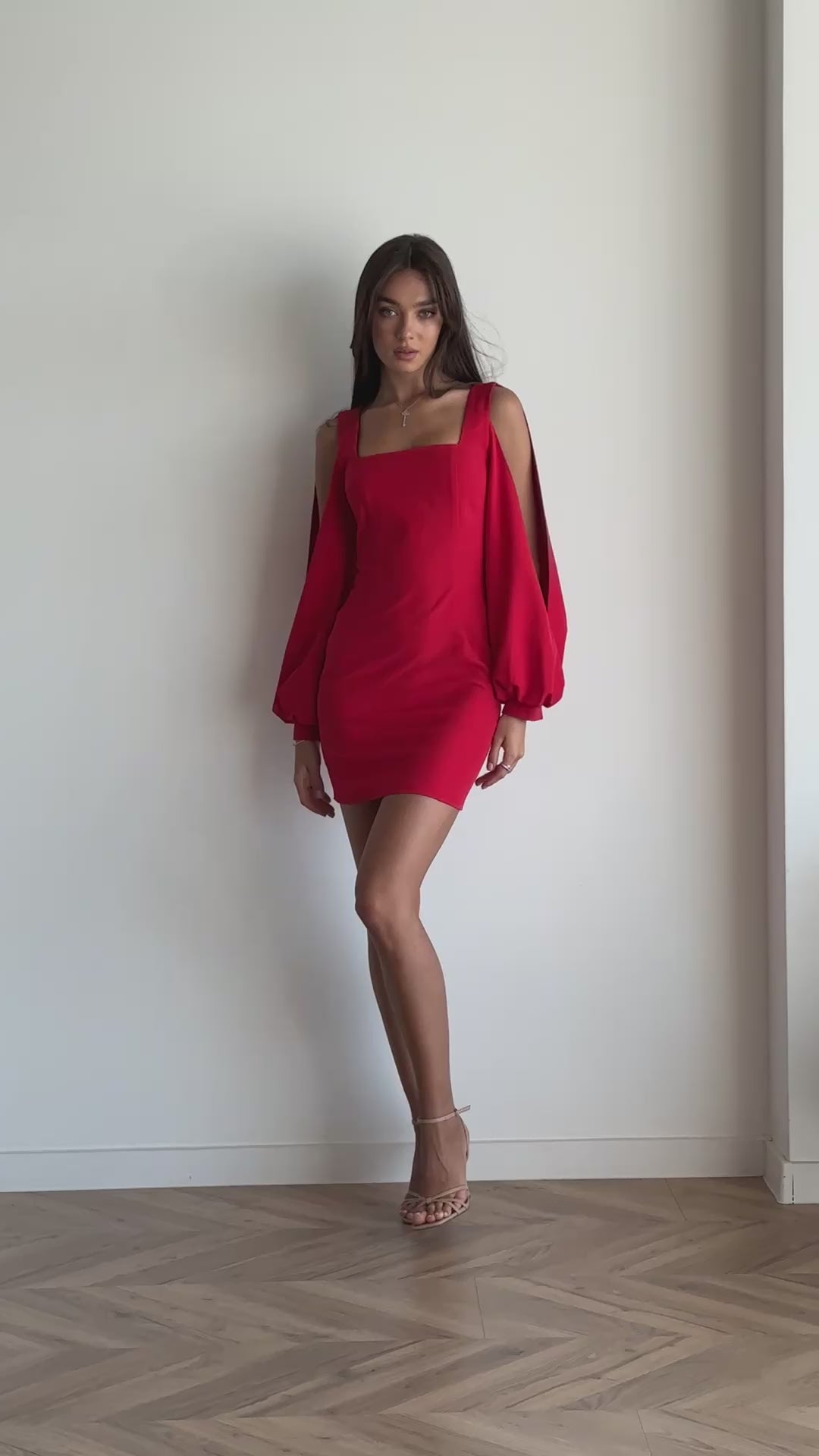 BE SURE – Abito Corto Rosso con Maniche a Spacco