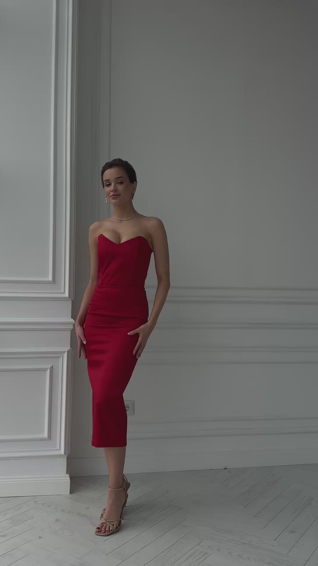 BE SURE – Abito midi rosso con corsetto strutturato e scollo a cuore