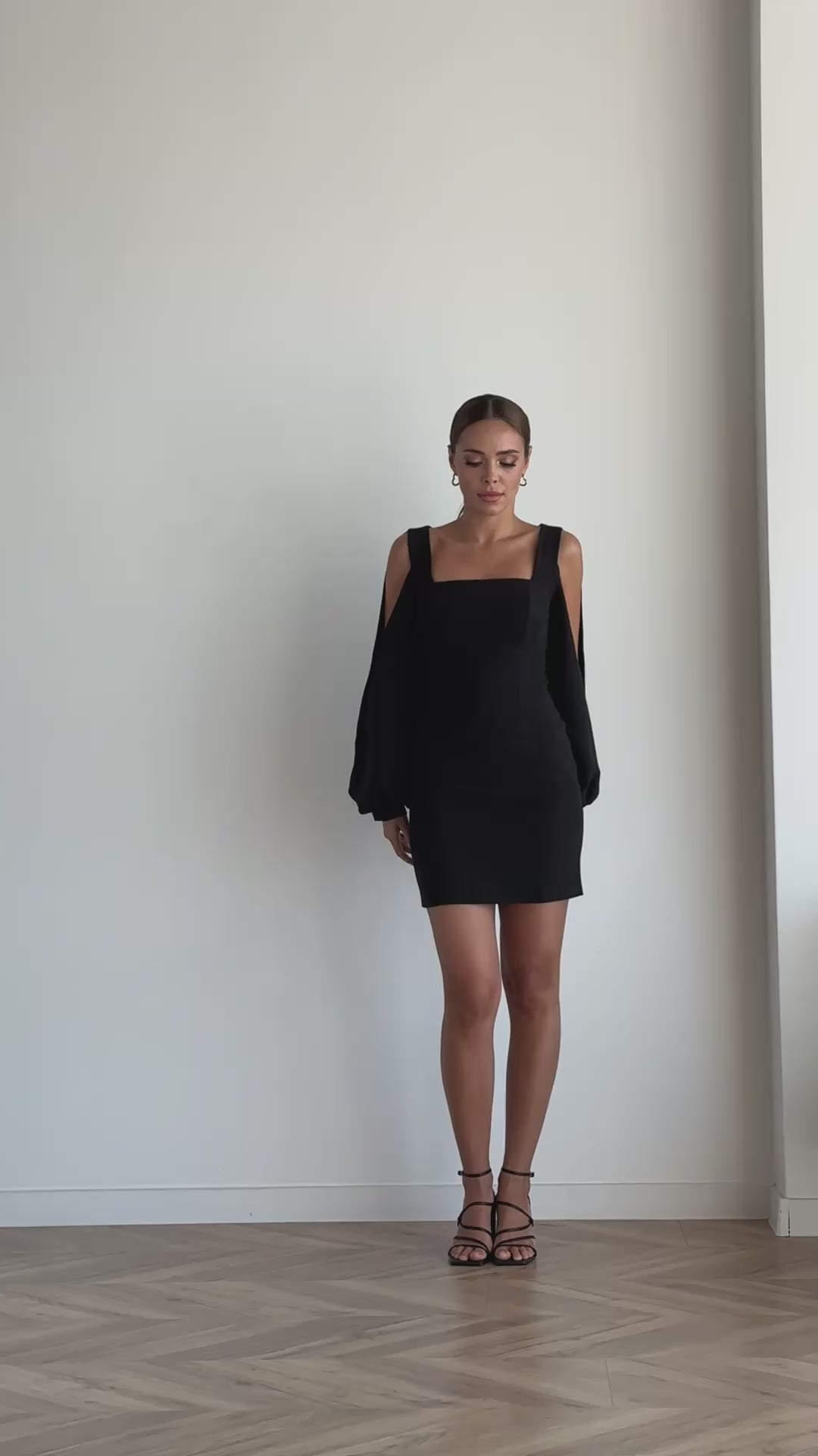 BE SURE – Abito Corto Nero con Maniche Aperte