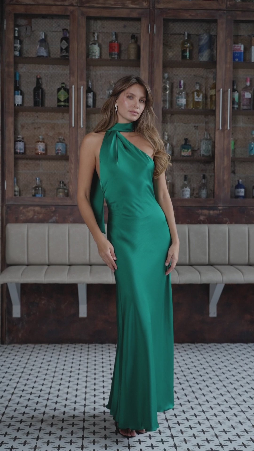 Abito couture verde smeraldo in raso con collo annodabile e schiena scoperta