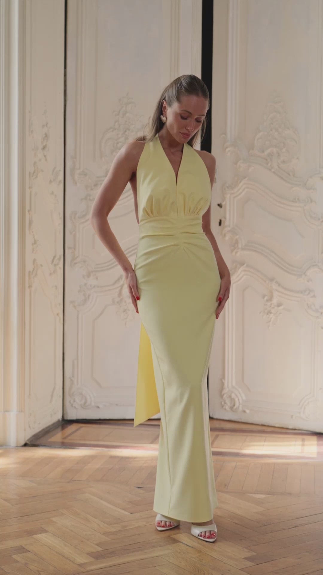 Abito lungo giallo con scollo all’americana e drappeggio vita