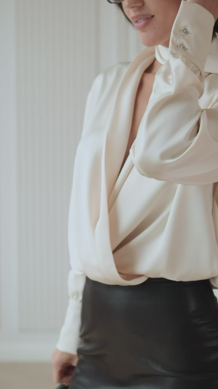 BE SURE – Blusa Elegante in Raso con Sciarpa – Crema