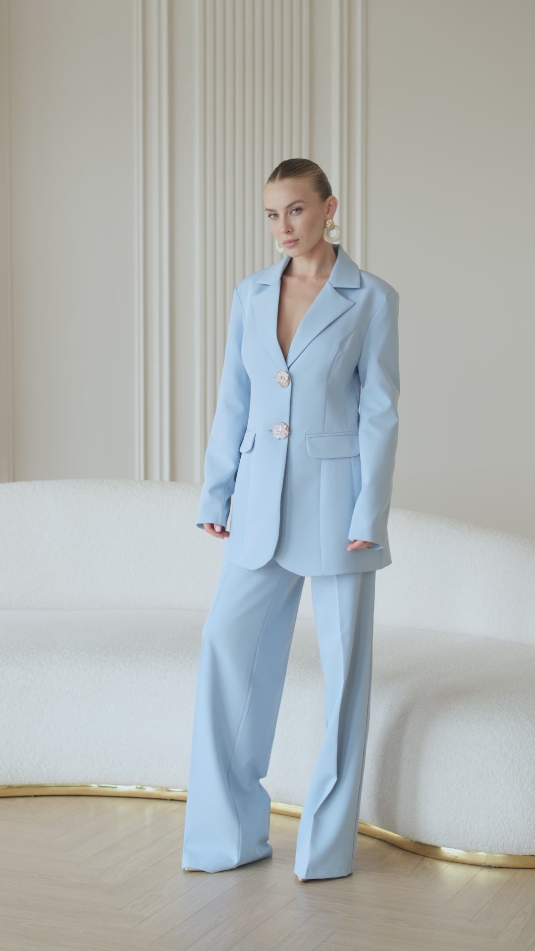 BE SURE – Tailleur Elegante con Bottoni Gioiello – Celeste
