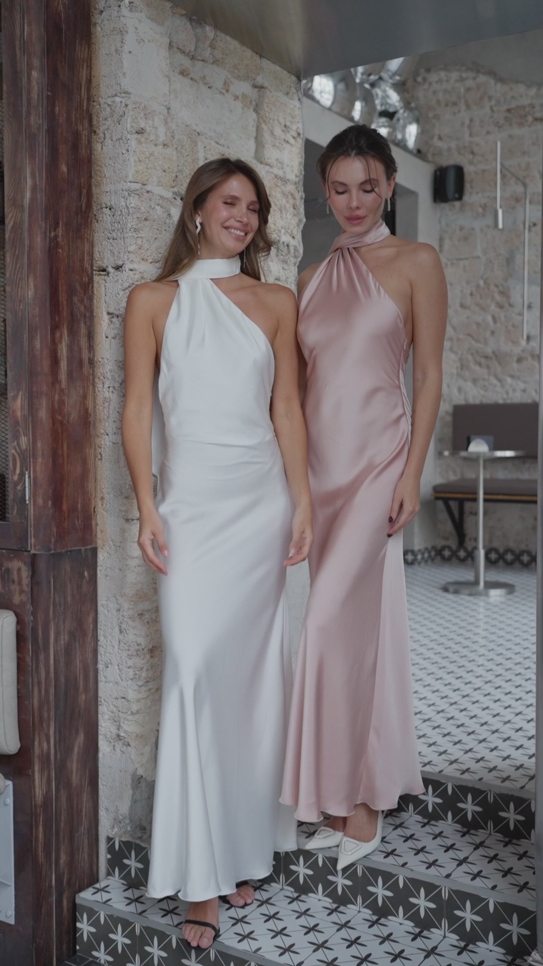 Abito lungo couture rosa cipria in raso, con collo annodabile e schiena scoperta
