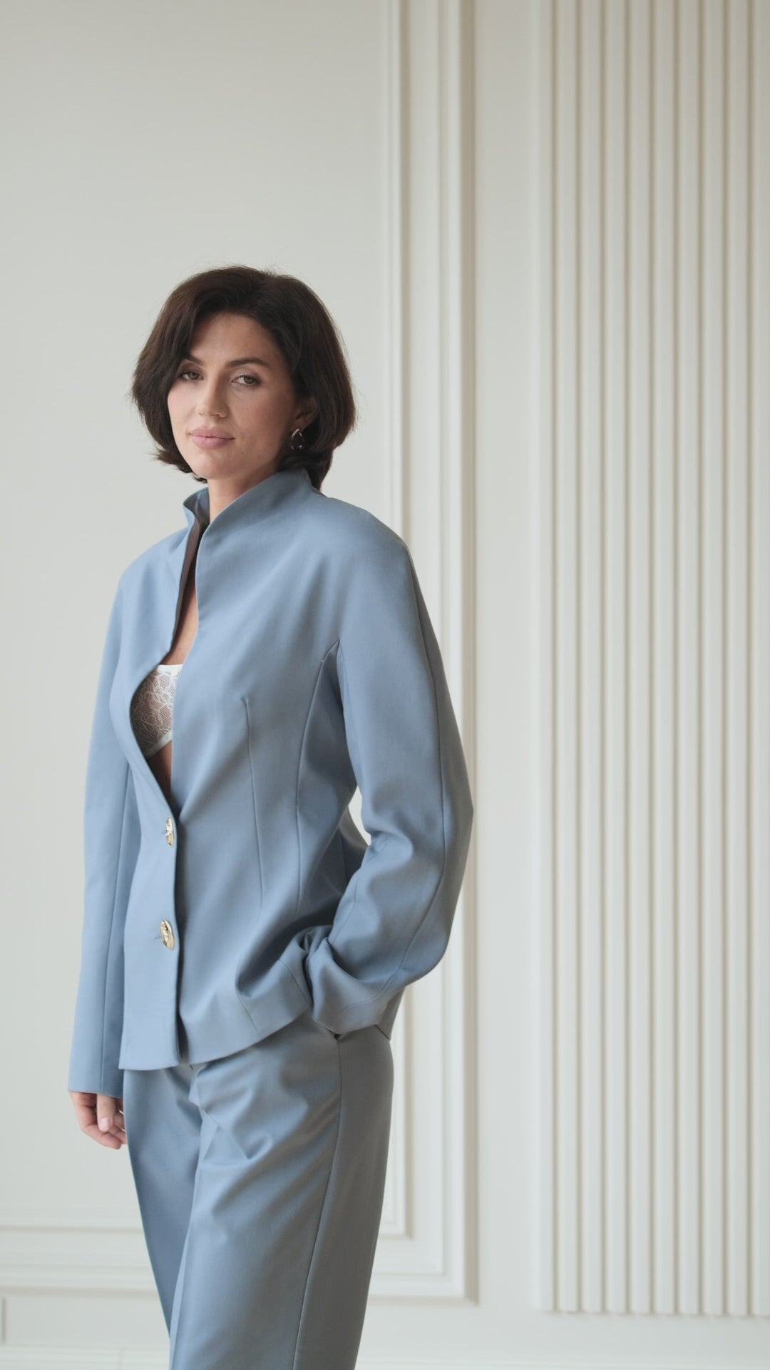 BE SURE – Tailleur Elegante con Giacca Sagomata e Pantalone – Polvere