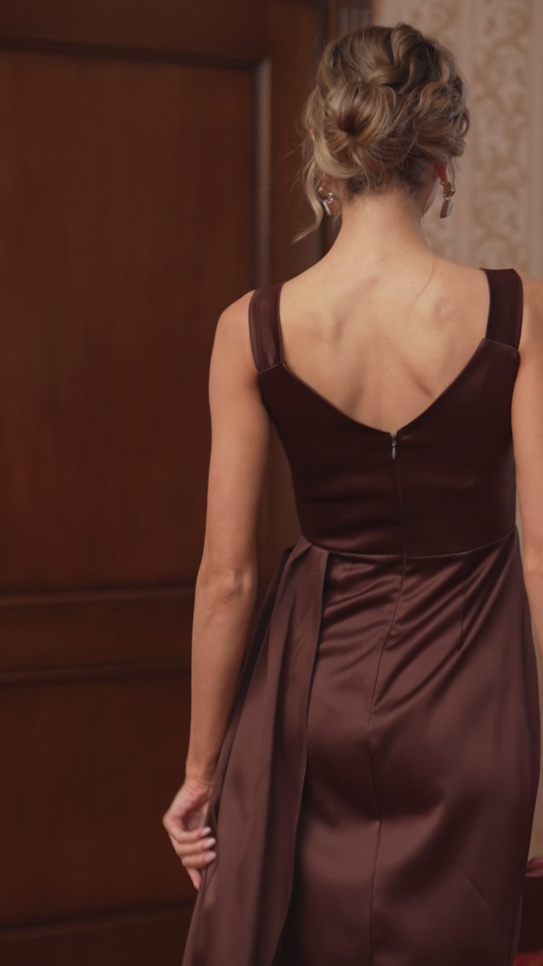 BE SURE Abito lungo elegante in raso con spacco e drappeggio effetto strascico – Cioccolato