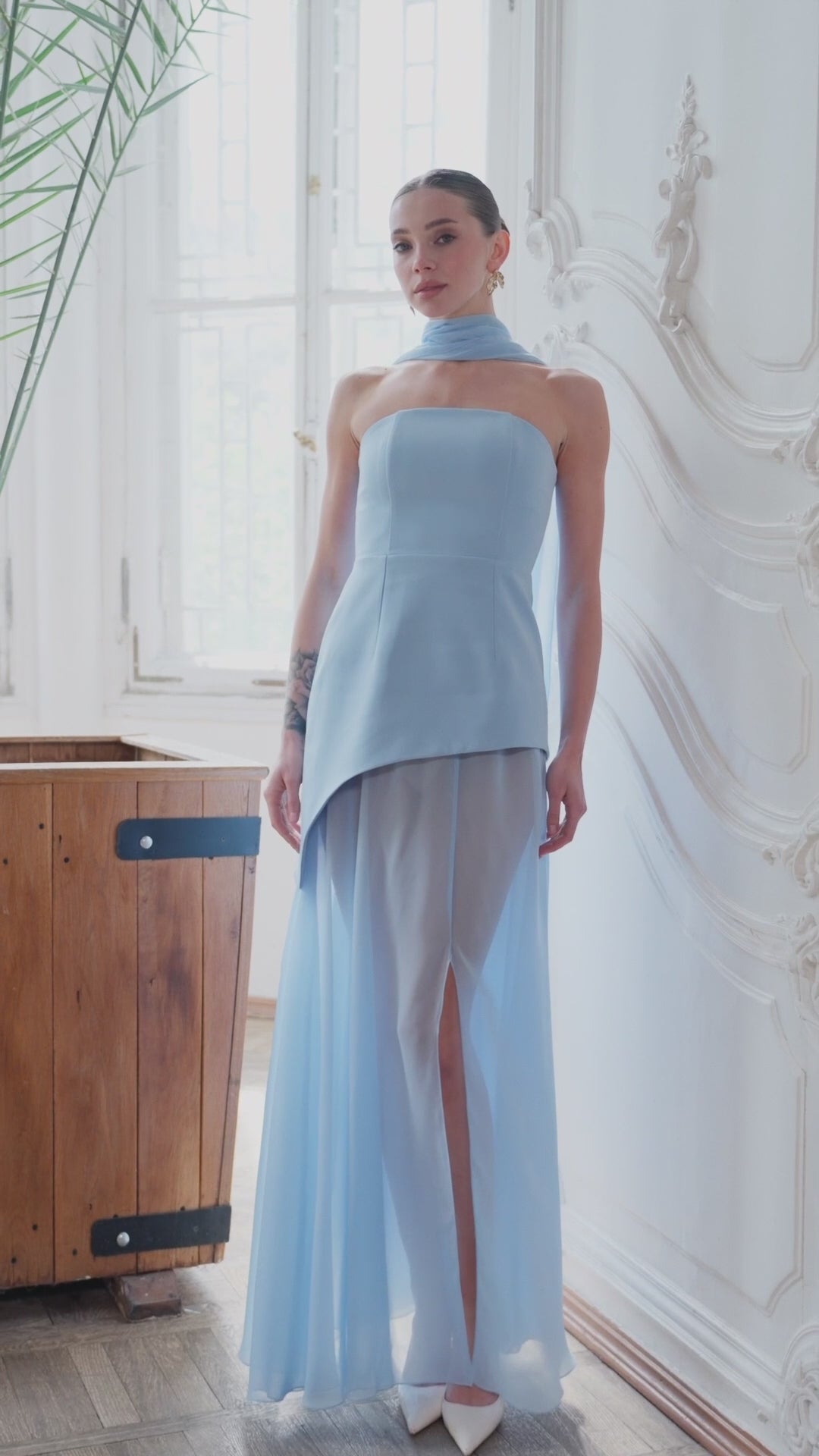 Abito Elegante Azzurro con Corpino Strutturato e Gonna in Chiffon