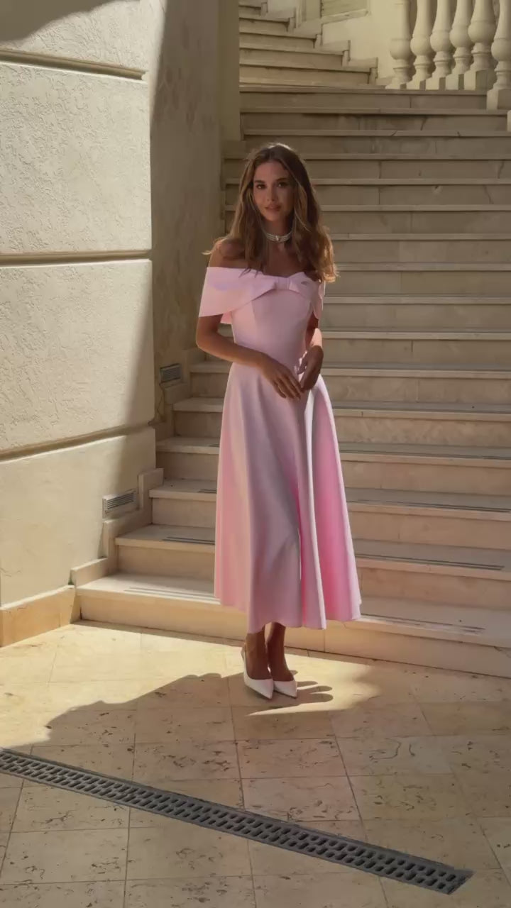 Abito midi rosa cipria con spalle scoperte e fiocco strutturato