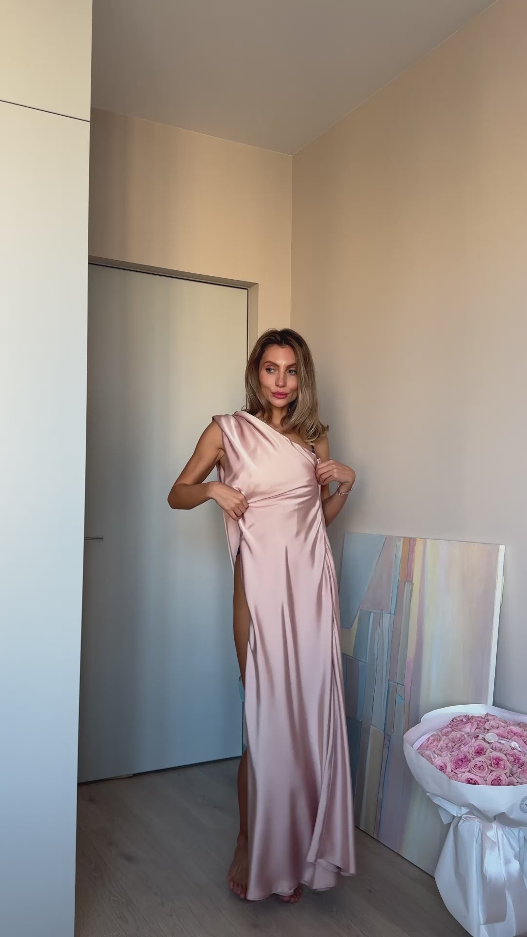 Abito lungo couture rosa cipria in raso, con collo annodabile e schiena scoperta
