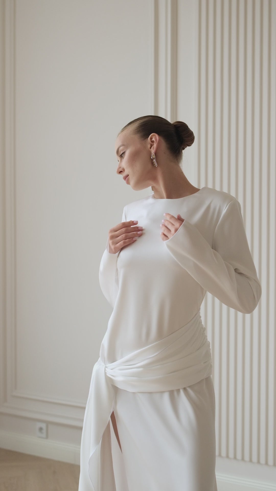 BE SURE – Abito Lungo in Raso con Drappeggio – Bianco