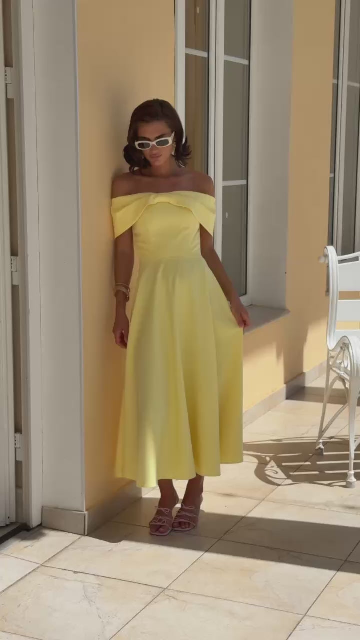 Abito midi giallo con spalle scoperte e fiocco frontale