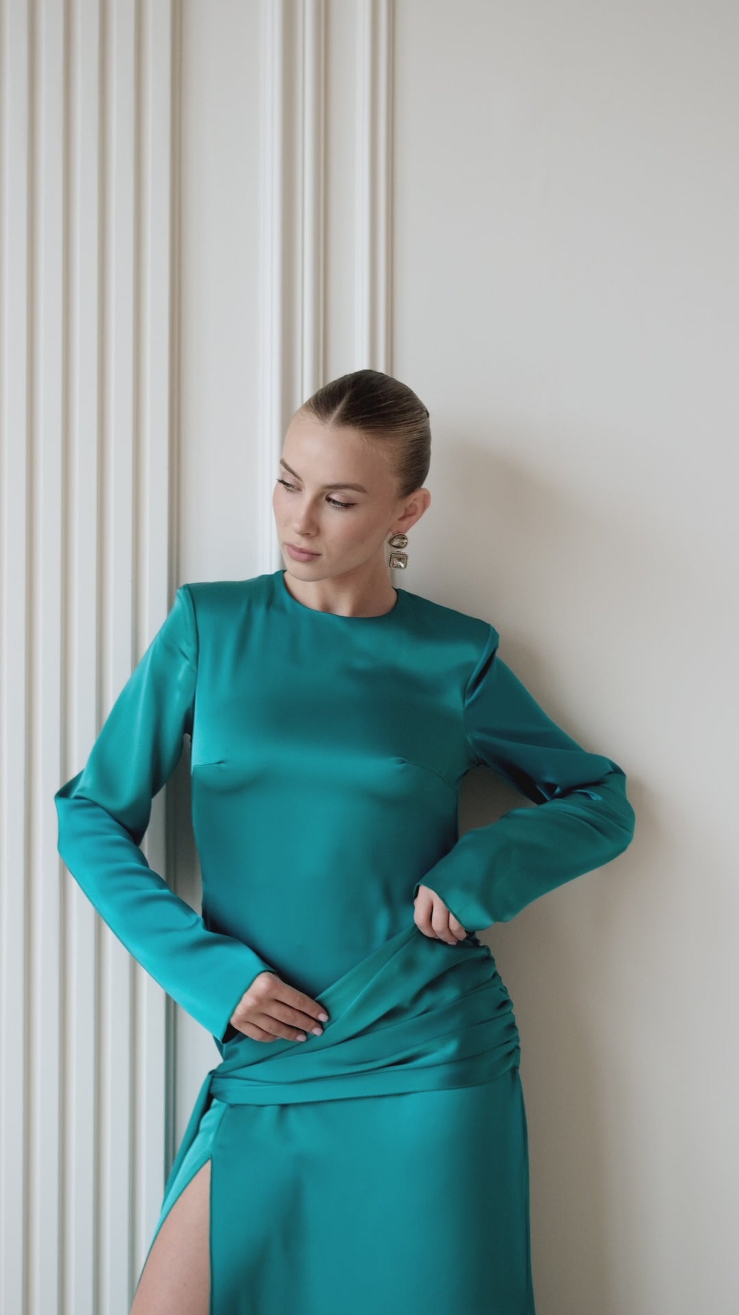 BE SURE – Abito Lungo in Raso con Drappeggio – Acqua