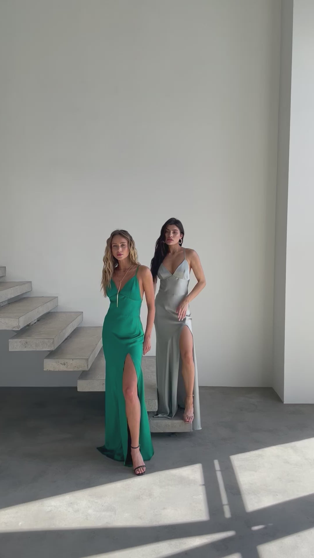Abito lungo verde smeraldo in raso con bretelle regolabili e spacco laterale