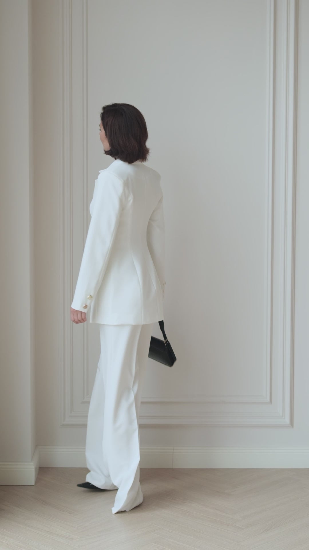BE SURE – Tailleur Elegante con Bottoni Gioiello – Bianco
