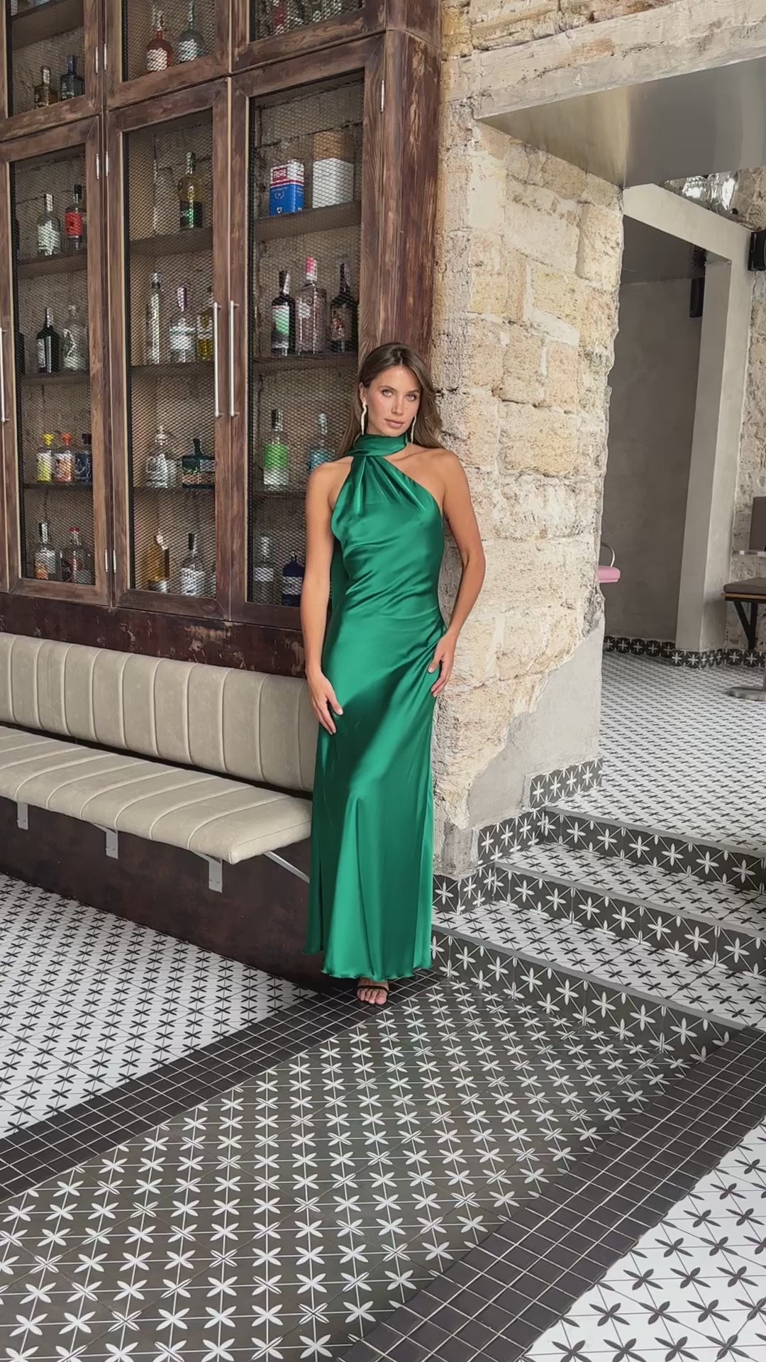 Abito couture verde smeraldo in raso con collo annodabile e schiena scoperta