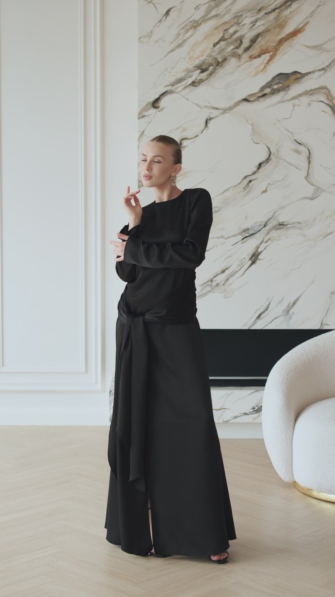 BE SURE – Abito Lungo in Raso con Drappeggio – Nero