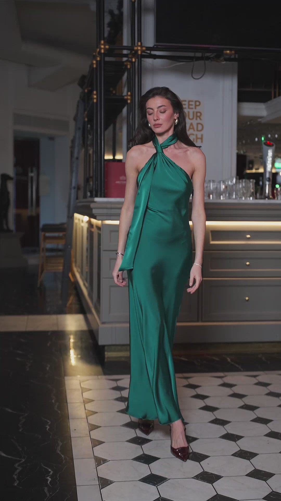 Abito couture verde smeraldo in raso con collo annodabile e schiena scoperta